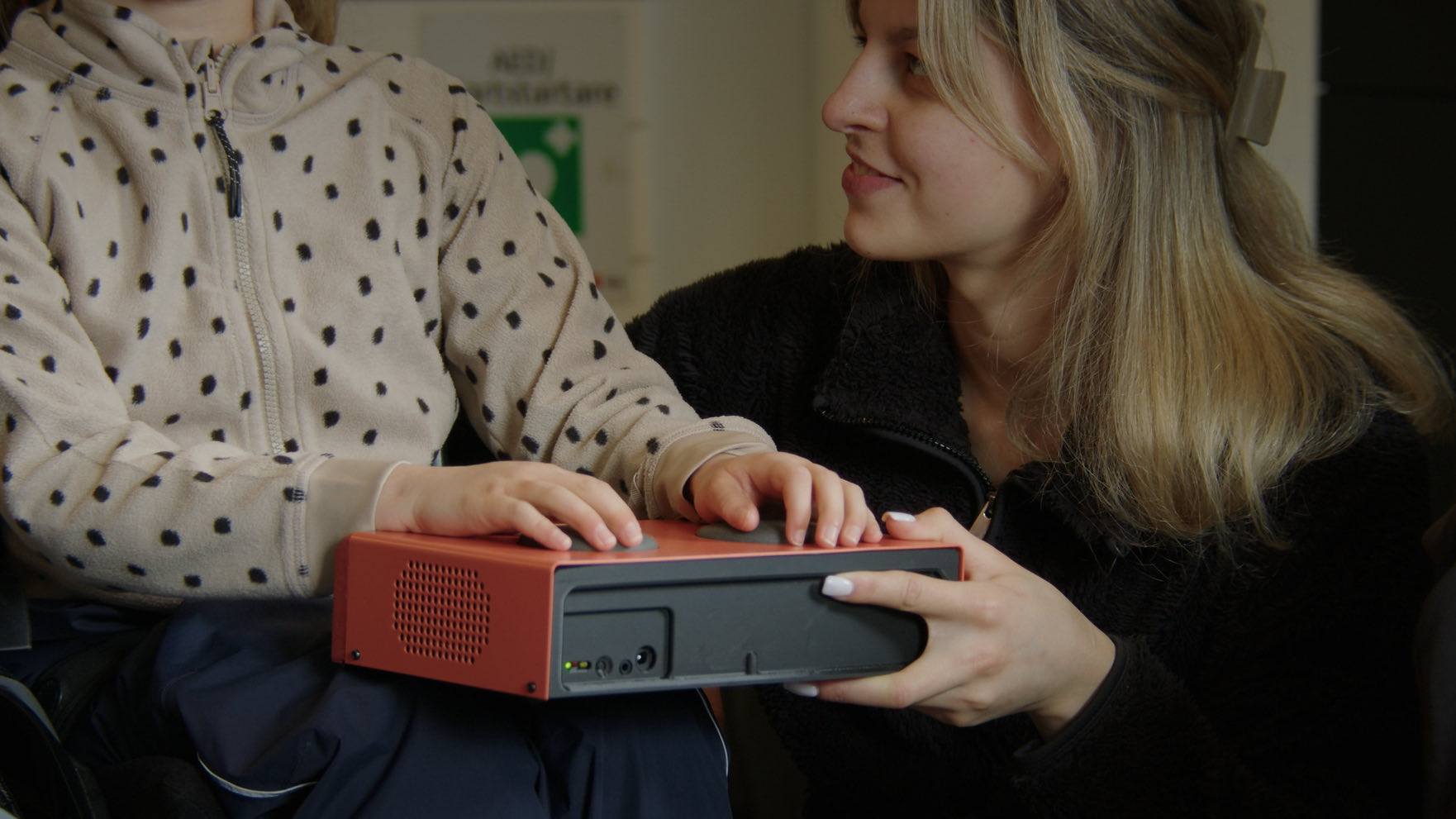 Elev spelar på Funki-instrument med lärare