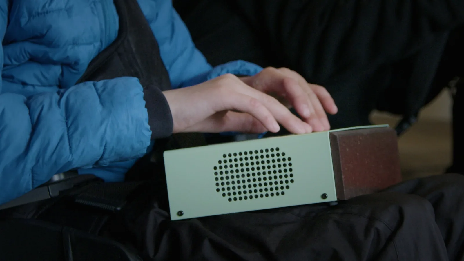 Hand spelar på grönt Funki-instrument