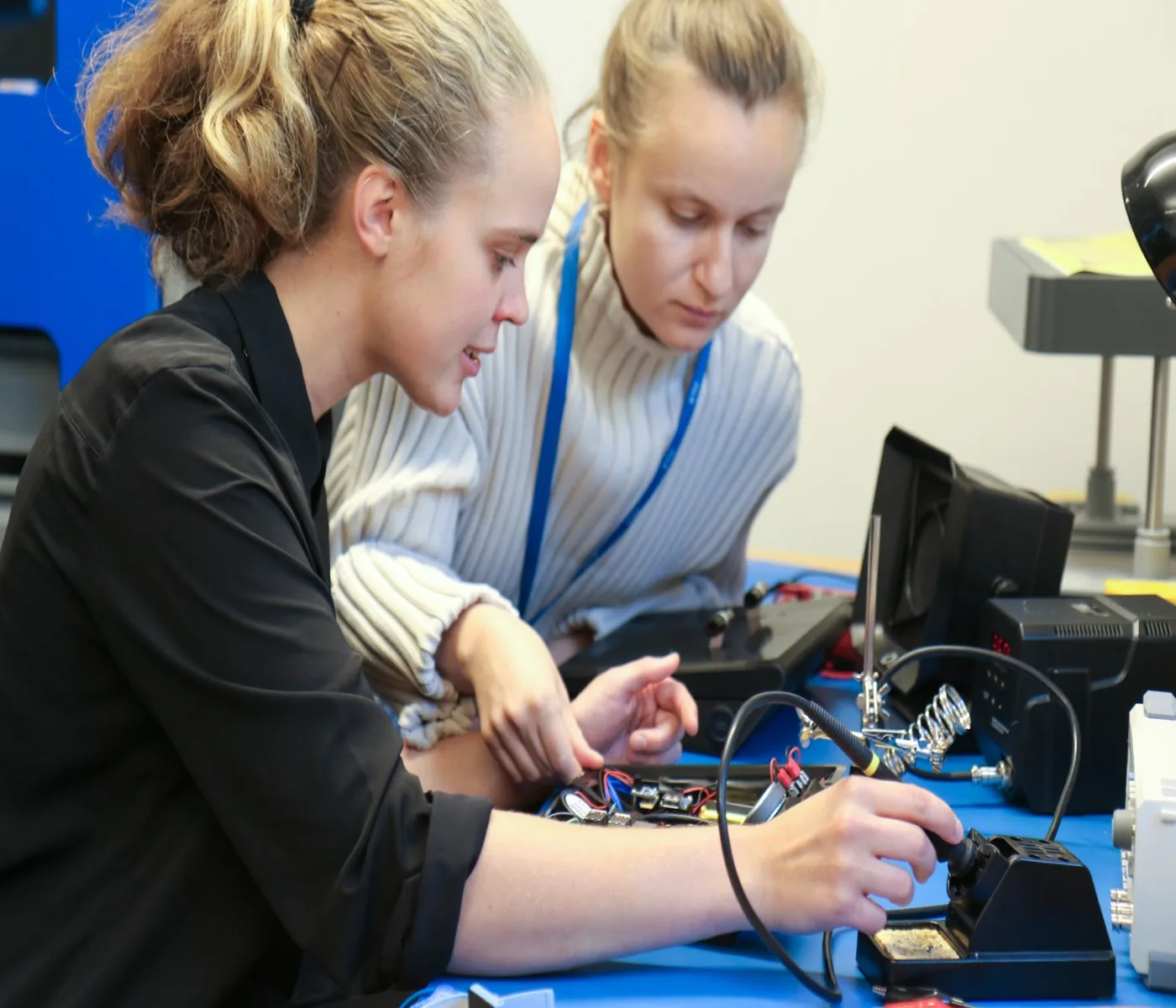 Maria och Josefine lödjer ett Funki-instrument