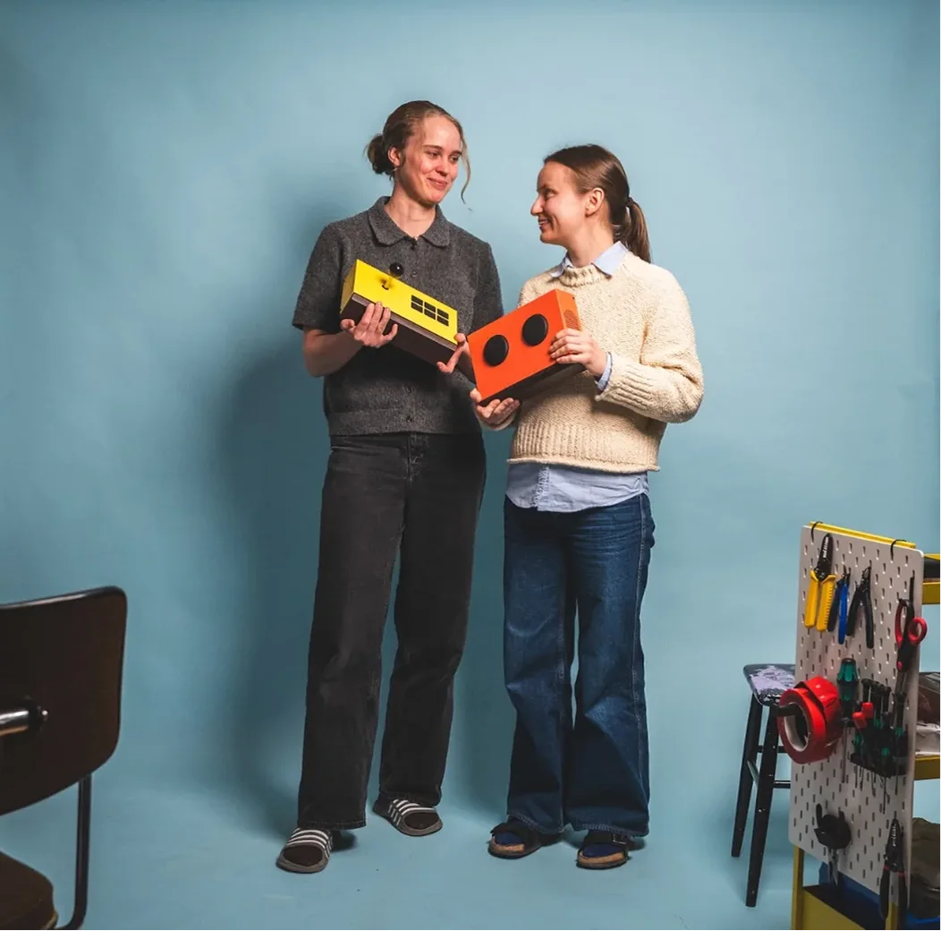 Maria och Josefine med Funki-instrument