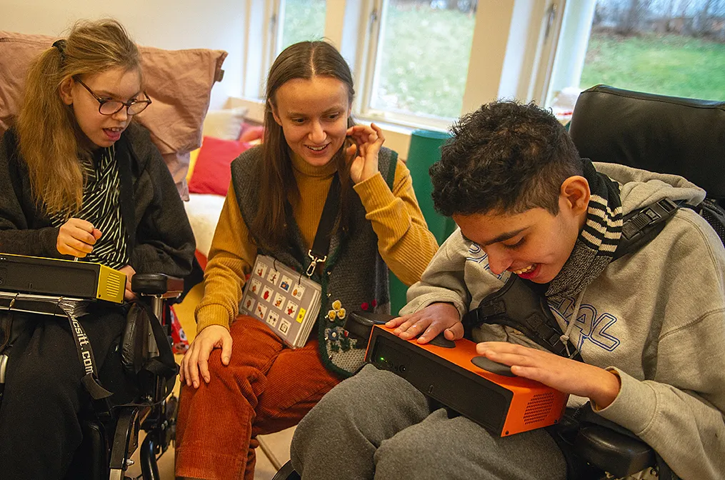 Ungdomar och pedagog spelar tillsammans på Funki-instrument
