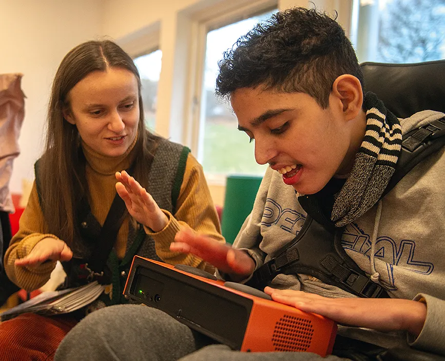 Pedagog och elev spelar tillsammans på ett orange Funki-instrument