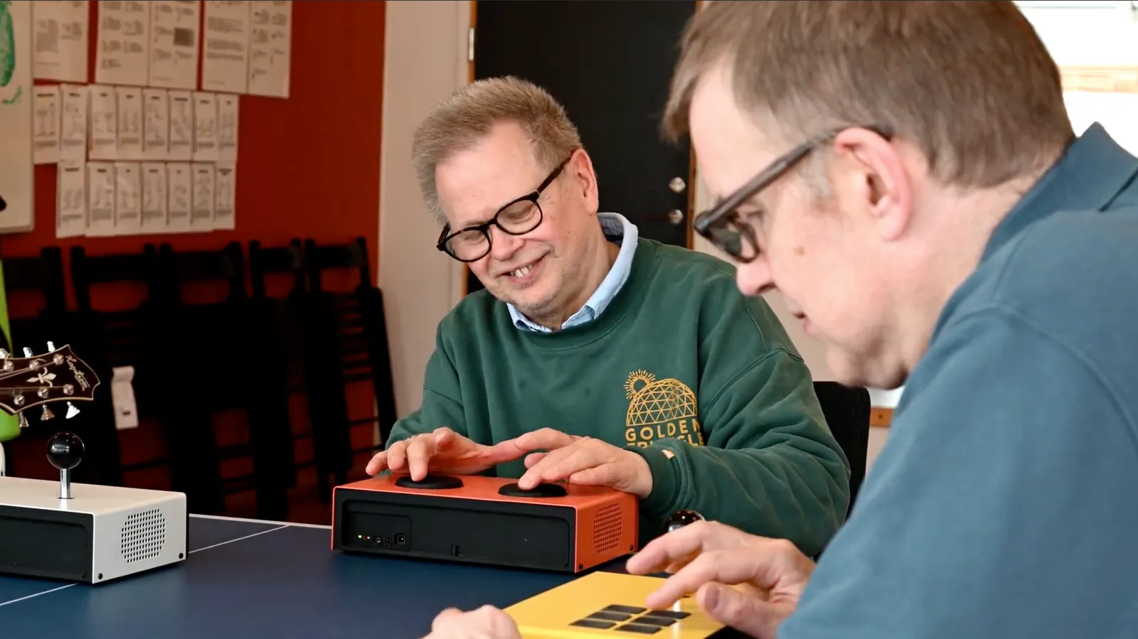 Två män spelar tillsammans på Funki-instrument