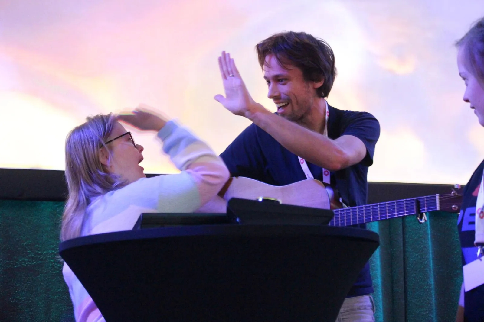 Glädje och high five på en Funki-tillställning